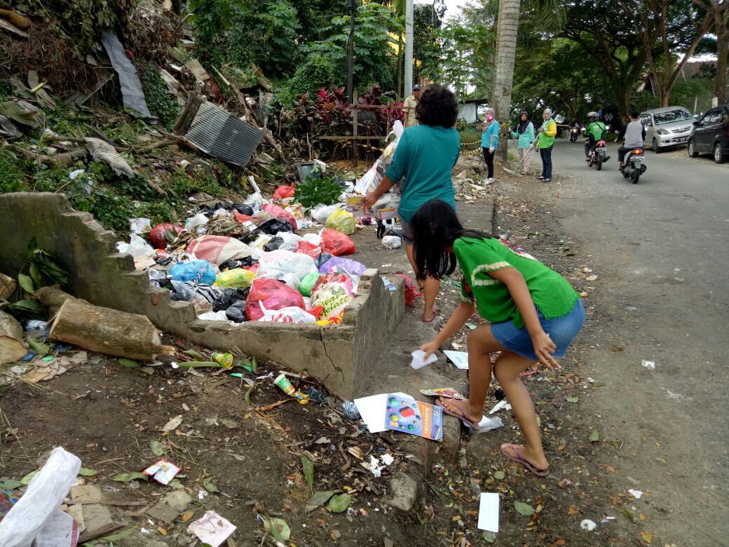 Penertiban dan Pembinaan Berupa Teguran Kepada Warga Yang Membuang Sampah 