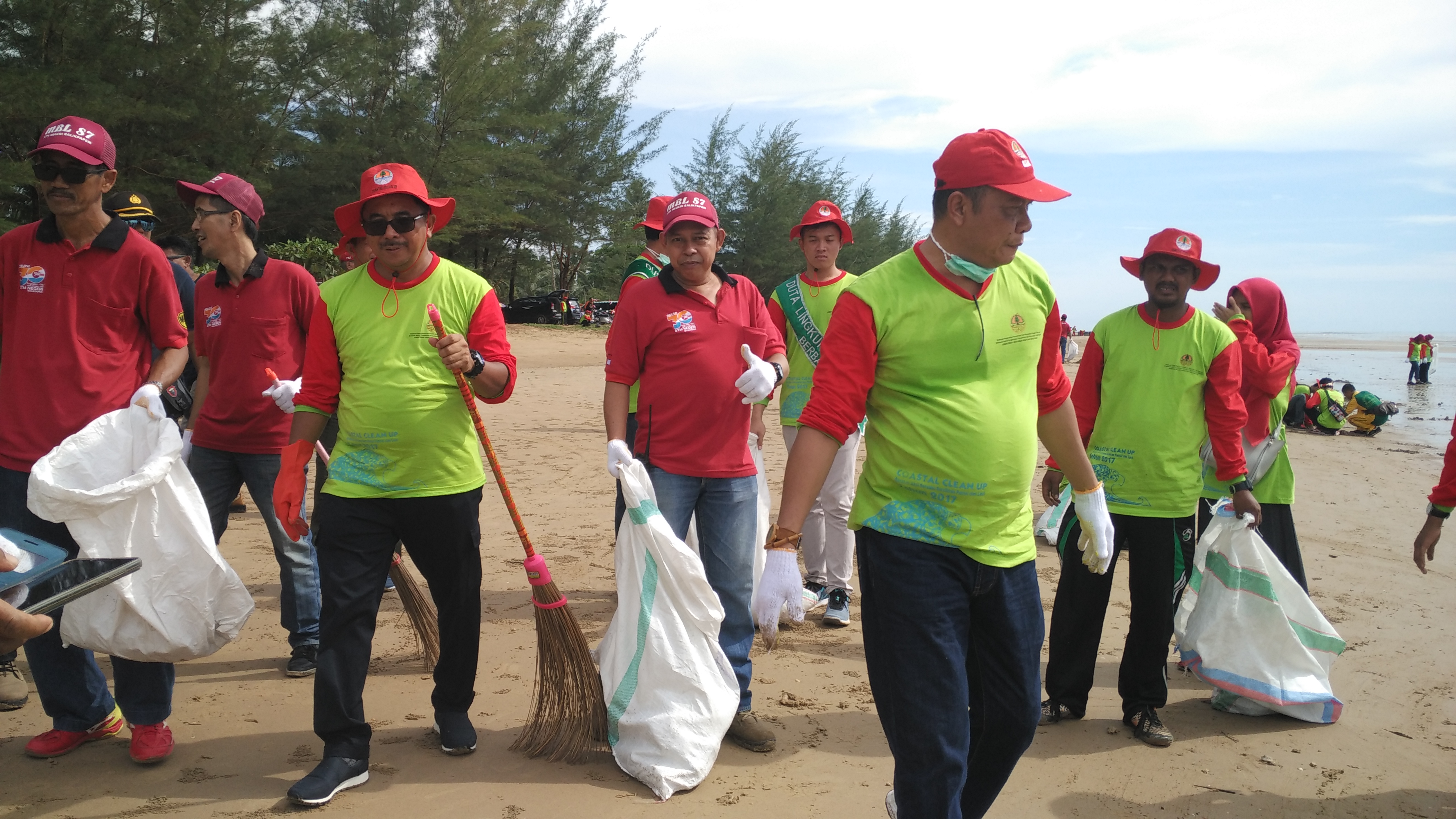 Bersih-Bersih Pantai/Coastal Clean-Up Di Pantai Segara Sari Manggar