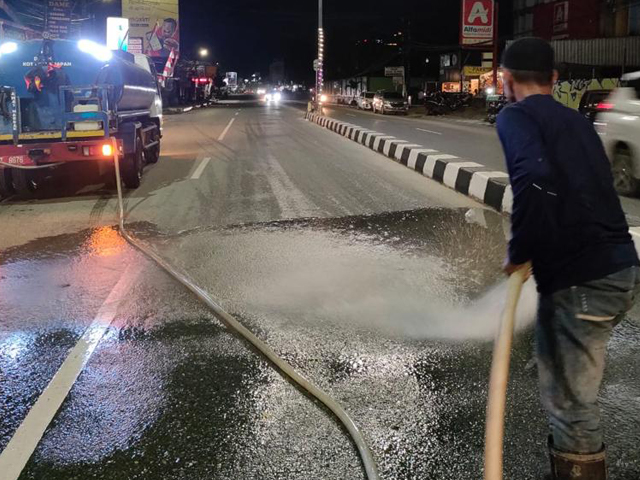 Pembersihan Sisa Lumpur Di Jalan Protokol Pasca Banjir