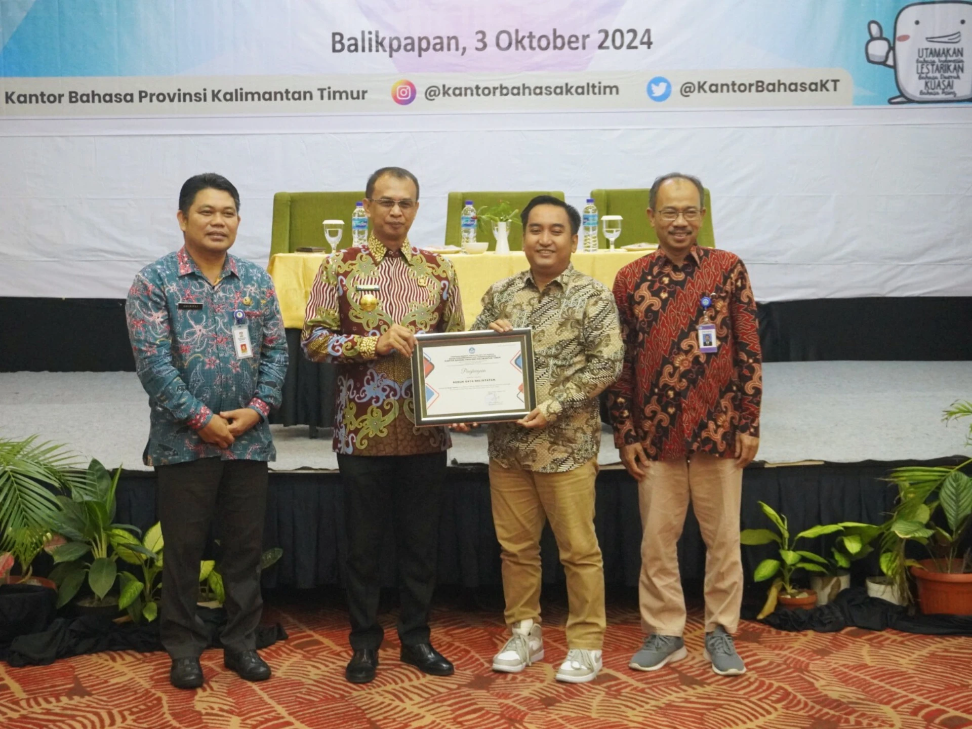 Kebun Raya Balikpapan mendapatkan 2 penghargaan sekaligus yaitu sebagai Lembaga Terbina dan Kawasan wisata yang mengutamakan Bahasa Negara di Balikpapan, Kalimantan Timur.