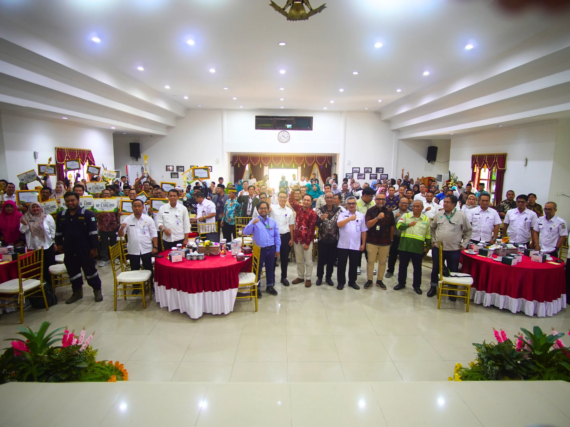 Pemerintah Kota Balikpapan melalui Dinas Lingkungan Hidup (DLH) menggelar Awarding RT Clean, Green, Healthy (CGH) dan Eco Office Pemerintah Kota Balikpapan melalui Dinas Lingkungan Hidup (DLH) menggelar Awarding RT Clean, Green, Healthy (CGH) dan Eco Office